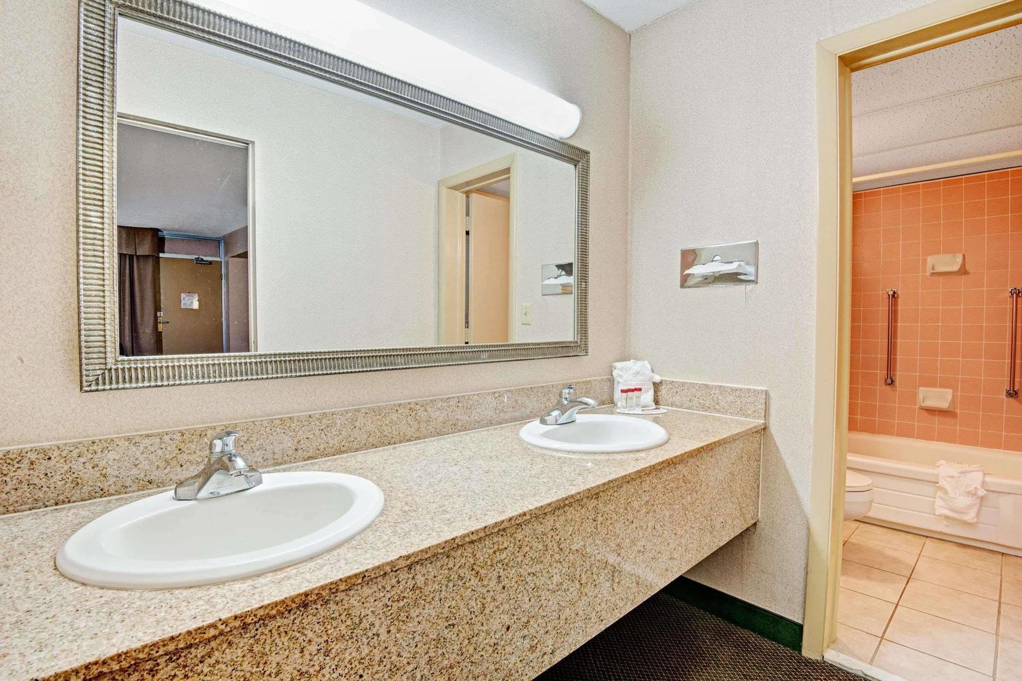 Ramada Overland Park Mission Exterior photo